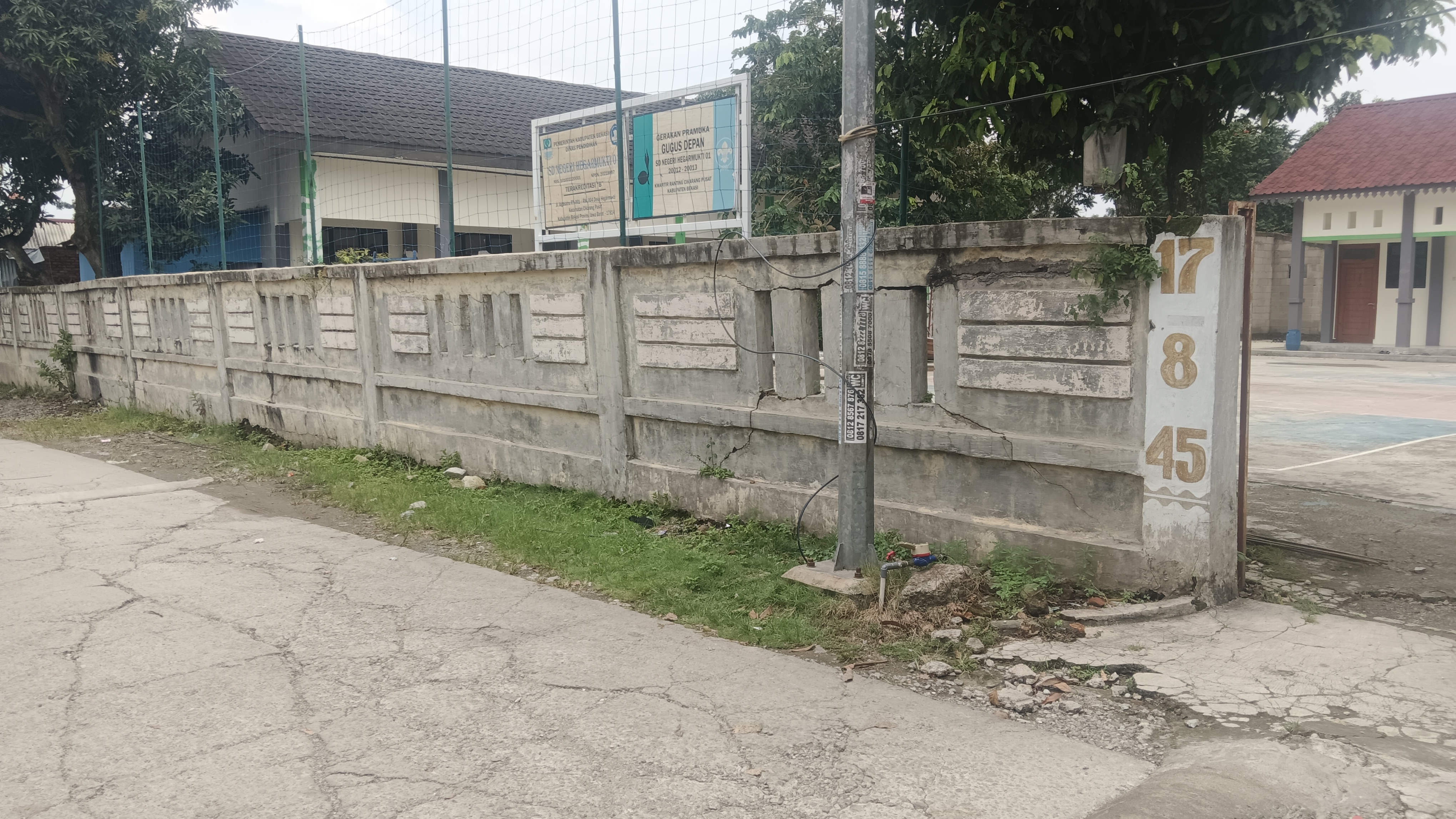 Pembangunan pagar SDN Hegarmukti 01